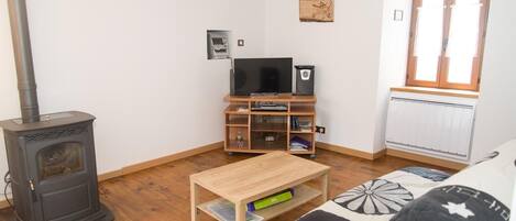 Télévision, lecteur de DVD, livres