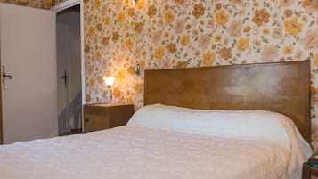 3 habitaciones, tabla de planchar con plancha y cuna de viaje