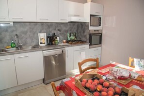 Kjøleskap, mikrobølgeovn, ovn og oppvaskmaskin