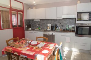 Réfrigérateur, four à micro-ondes, un four, lave-vaisselle