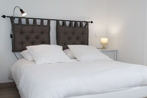 3 chambres, fer et planche à repasser, lit parapluie