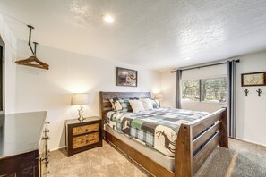 3 bedrooms, free internet, bed sheets - Hot Tub, Game Room: Dog-Friendly Pine Cabin! (Pine)