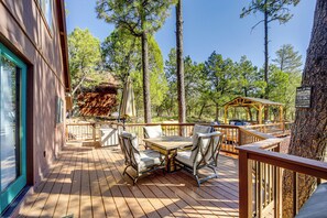 Outdoor dining - Hot Tub, Game Room: Dog-Friendly Pine Cabin! (Pine)