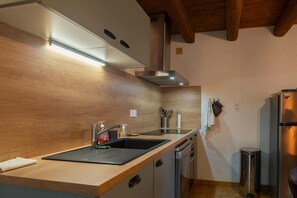 Fridge, microwave, oven, dishwasher - Gite Cantagrel - SAINT-ALBAN-SUR-LIMAGNOLE (SAINT-ALBAN-SUR-LIMAGNOLE)