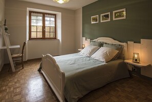 4 bedrooms, iron/ironing board, travel cot, free WiFi - Lou Chastelou Odheteo, à Aumont Aubrac (PEYRE EN AUBRAC)