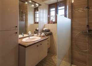Douche, séchoir à cheveux, serviettes fournies