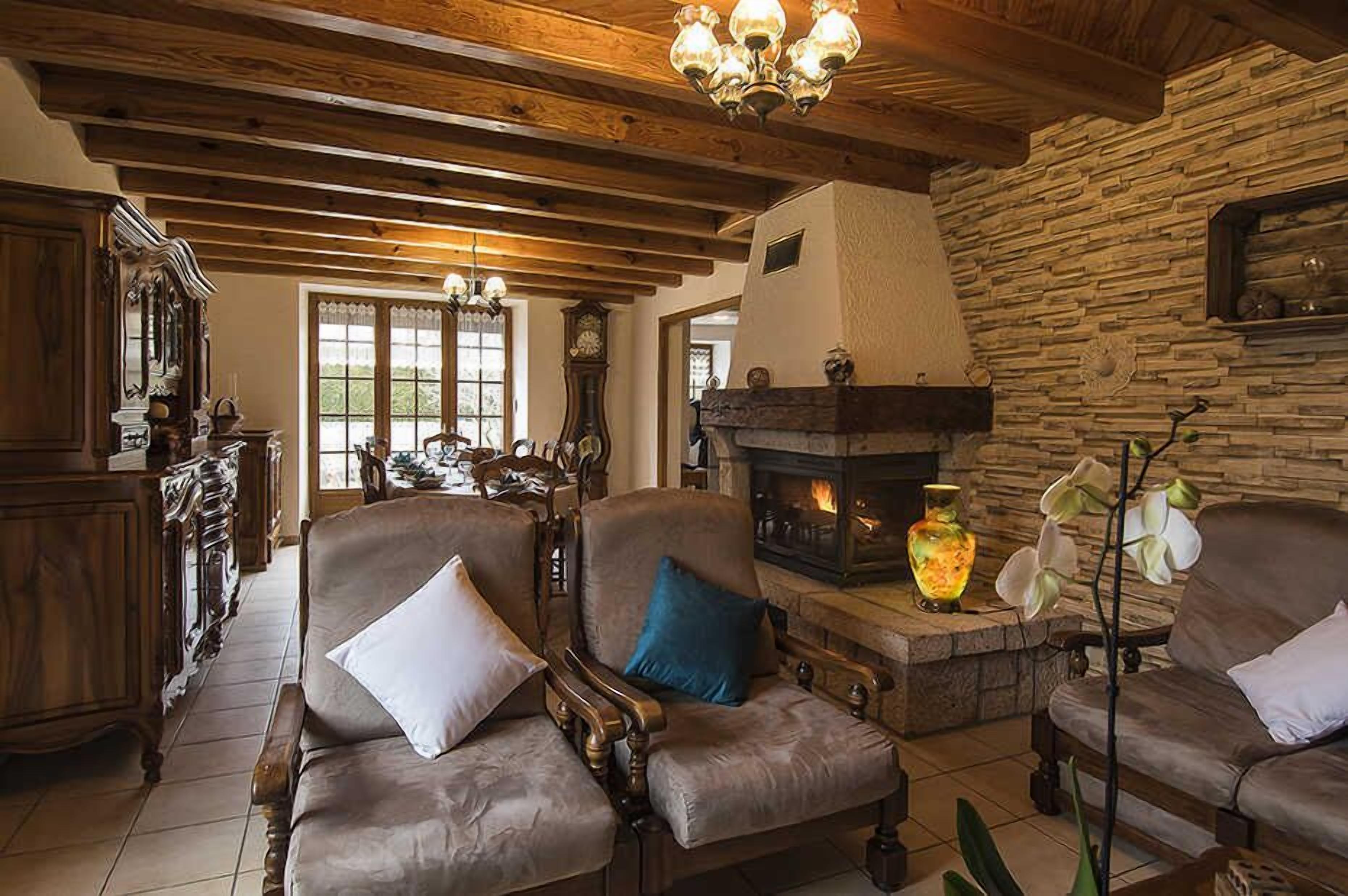 Fernseher, Kamin, DVD-Player, Bücher