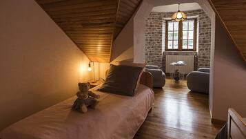 4 bedrooms, iron/ironing board, travel cot, free WiFi