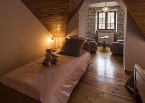 4 quartos, ferros/tábuas de passar roupa, berço de viagem