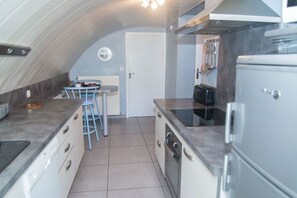 Kylskåp, mikrovågsugn, ugn och diskmaskin