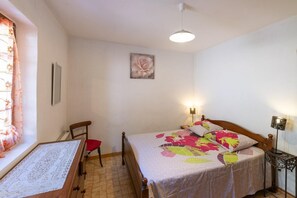 2 bedrooms, iron/ironing board, travel crib