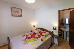 2 habitaciones, tabla de planchar con plancha y cuna de viaje 