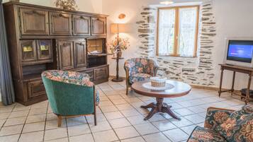 Fernseher, Kamin, BĂŒcher