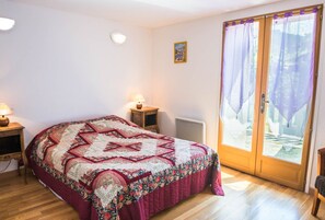 3 bedrooms, iron/ironing board, travel crib