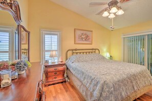 3 bedrooms, desk, iron/ironing board, travel cot - Tampa Home w/ Private Backyard ~ 15 Mi to Downtown (Tampa)