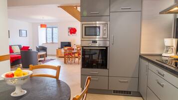 Een koelkast, een microgolfoven, een oven, een vaatwasser