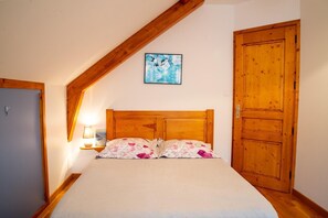 3 quartos, ferros/tábuas de passar roupa, berço de viagem