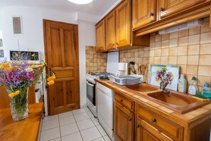 Kylskåp, mikrovågsugn, ugn och diskmaskin