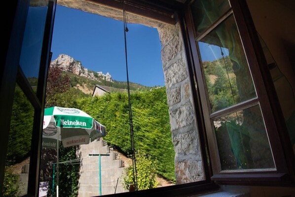 Vista desde la ventana de un edificio de piedra con un refrigerador de cerveza Heineken en el exterior.