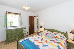 1 chambre, fer et planche à repasser, lit parapluie