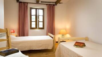 4 chambres, fer et planche Ă repasser, lit parapluie