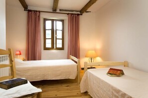 4 室のベッドルーム、アイロン / アイロン台、旅行用ベビーベッド