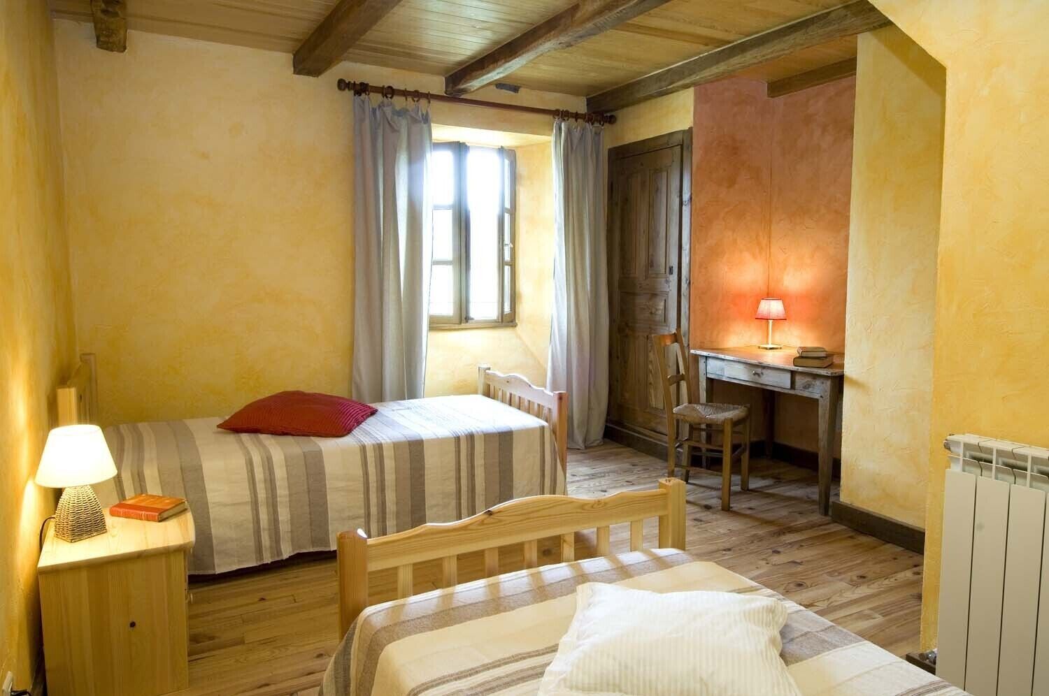 4 slaapkamers, een strijkplank/strijkijzer, reisbedje