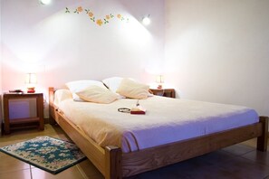 3 habitaciones, tabla de planchar con plancha y cuna de viaje 
