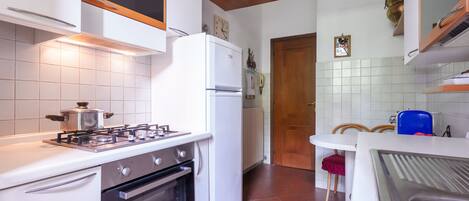 Frigorífico, horno, placa de cocina y lavavajillas