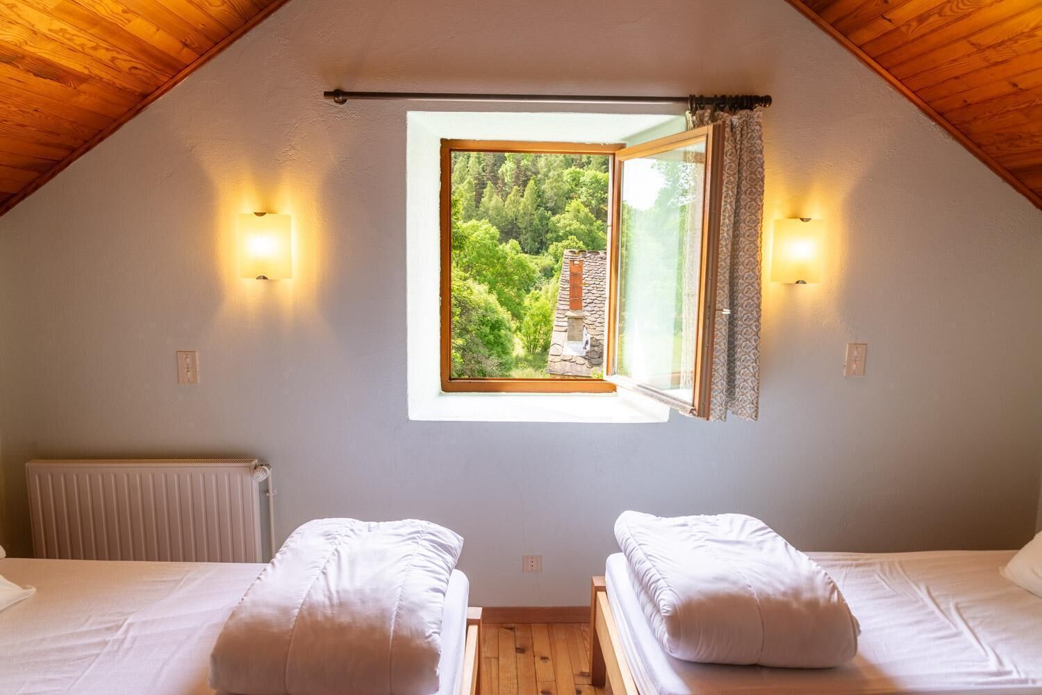 3 chambres, fer et planche à repasser, lit parapluie