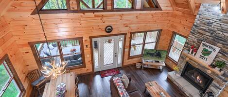 Smart TV, chimenea, reproductor de DVD, futbolito