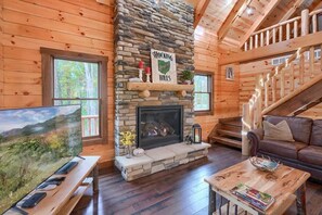 Smart TV, fireplace, DVD player, table football - Rose's Retreat cabin at Trickle Creek (Logan)