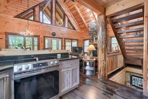 Fridge, microwave, oven, stovetop - Rose's Retreat cabin at Trickle Creek (Logan)