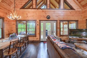 TV connectée, cheminée, lecteur de DVD, baby-foot