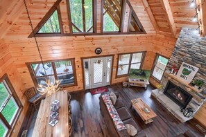 Smart TV, fireplace, DVD player, table football - Rose's Retreat cabin at Trickle Creek (Logan)