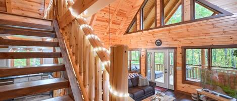 TV connectée, cheminée, lecteur de DVD, baby-foot