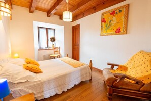 3 bedrooms, iron/ironing board, travel cot