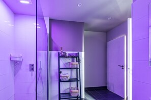 Badewanne, Haartrockner, Handtücher