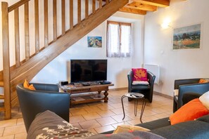 Fernseher, Kamin, Bücher