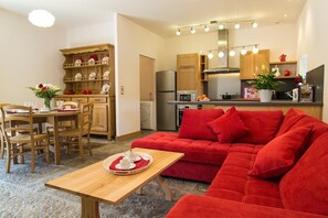Un espacio habitable compacto con comedor, sofá y cocina.