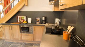 Een koelkast, een microgolfoven, een oven, een vaatwasser