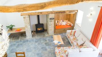 Televisie, een dvd-speler en boeken