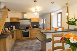 Fridge, microwave, oven, dishwasher - L'Etable de Pierre - SAINTE HELENE (SAINTE HELENE)