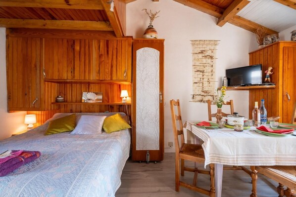 Fer et planche à repasser, lit de bébé portatif