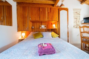 Tabla de planchar con plancha, cuna de viaje y ropa de cama 