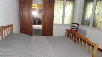 2 quartos, ferros/tåbuas de passar roupa, berço de viagem