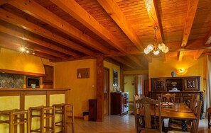 Dining - La Clé des Champs 6/7 persons (SAINT-SYMPHORIEN)