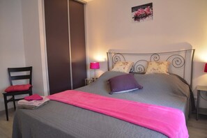 3 chambres, fer et planche à repasser, lit parapluie, Wi-Fi gratuit