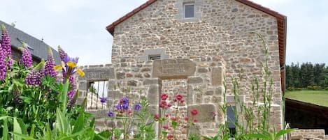 A stone building with a sign that reads "Bar."