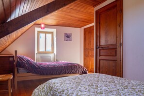 3 bedrooms, iron/ironing board, travel crib